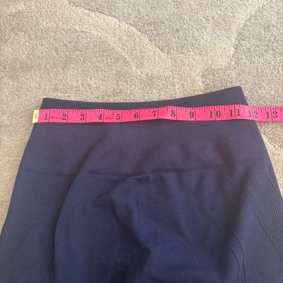 Navy High-Waisted Cropped Leggings with Textured Detailing - Picture 3 of 3